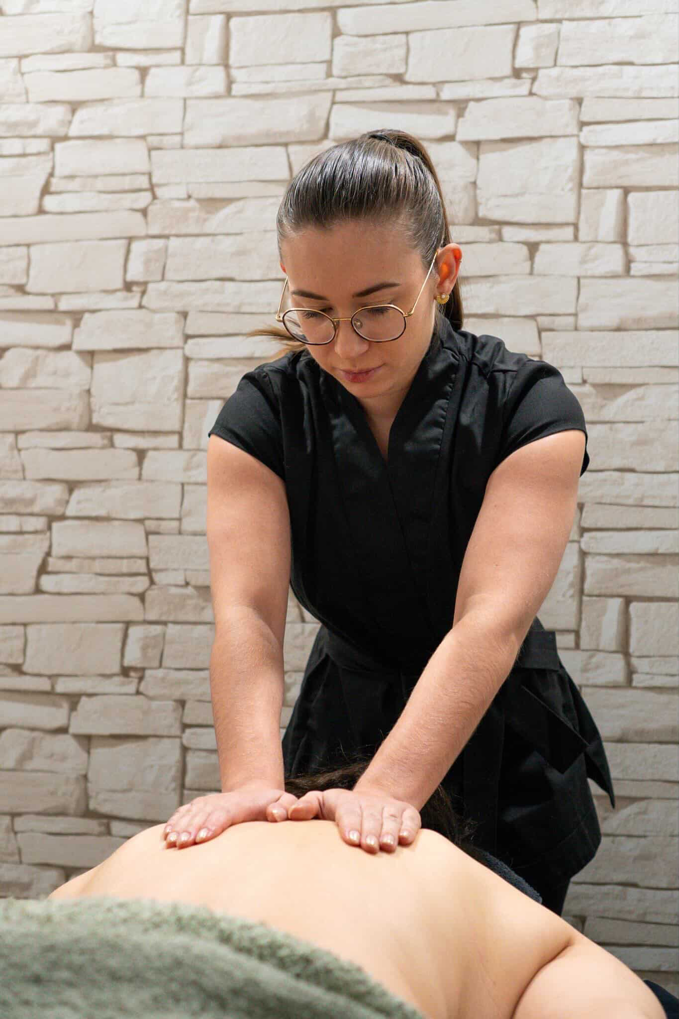 Andréa, praticienne à l'institut Beauté de Provence, réalisant un massage